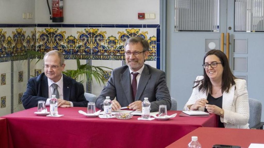 El Govern explora vías de colaboración con la Iglesia para fomentar el uso del catalán