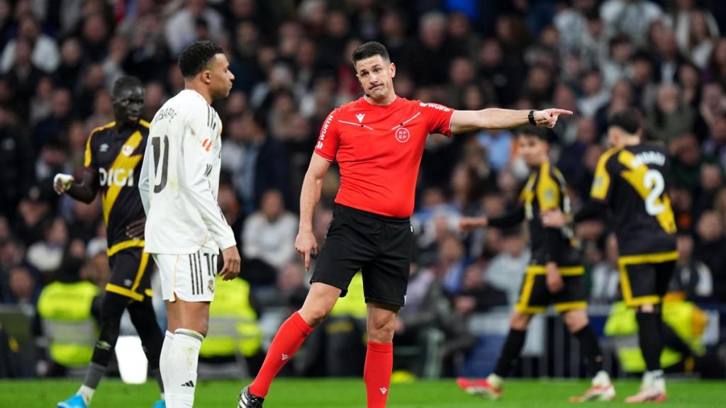 El Madrid gana al Rayo tras dos rojas, un penalti al final y 15 minutos de añadido