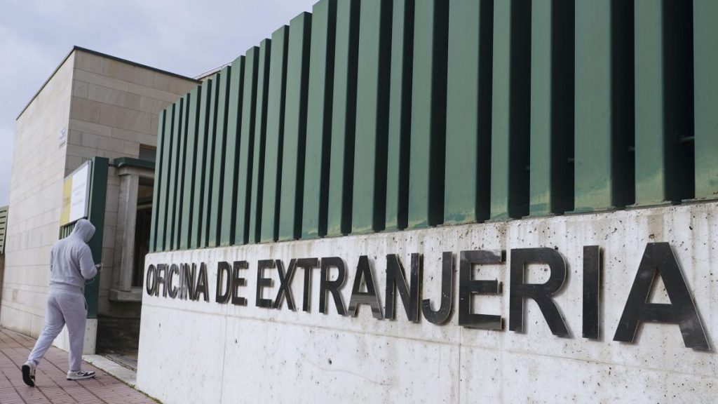 El PP alinea a sus barones contra la regularización masiva de inmigrantes