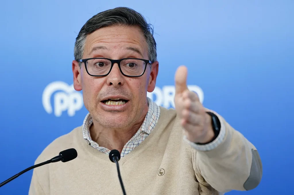 El PP de Madrid llama a sus jóvenes a la "batalla cultural" en la defensa del alcalde denunciado por acoso y señala al Gobierno: "Intentan tapar sus puteros, sus líos de Begoña, Bildu..."