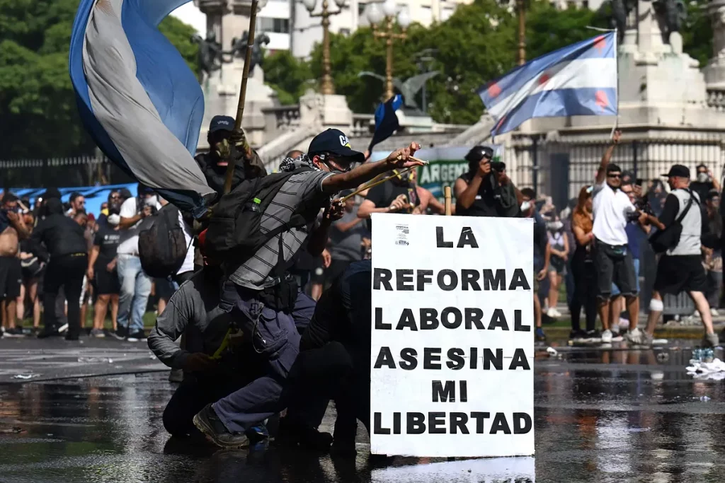 El Senado argentino aprueba la reforma laboral de Milei con fuertes altercados en las calles El Senado argentino aprueba la reforma laboral de Milei con fuertes altercados en las calles