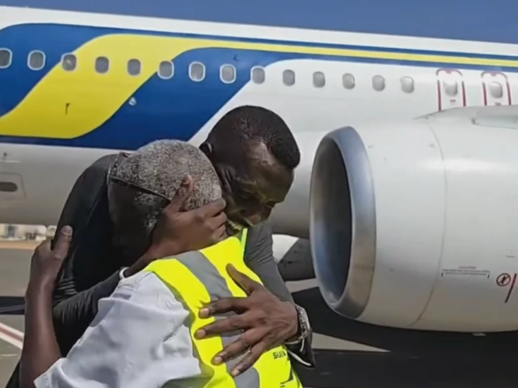 El aeropuerto de Jartum recibe el primer vuelo programado desde el inicio de la guerra en Sudán | Guerra de Sudán Noticias