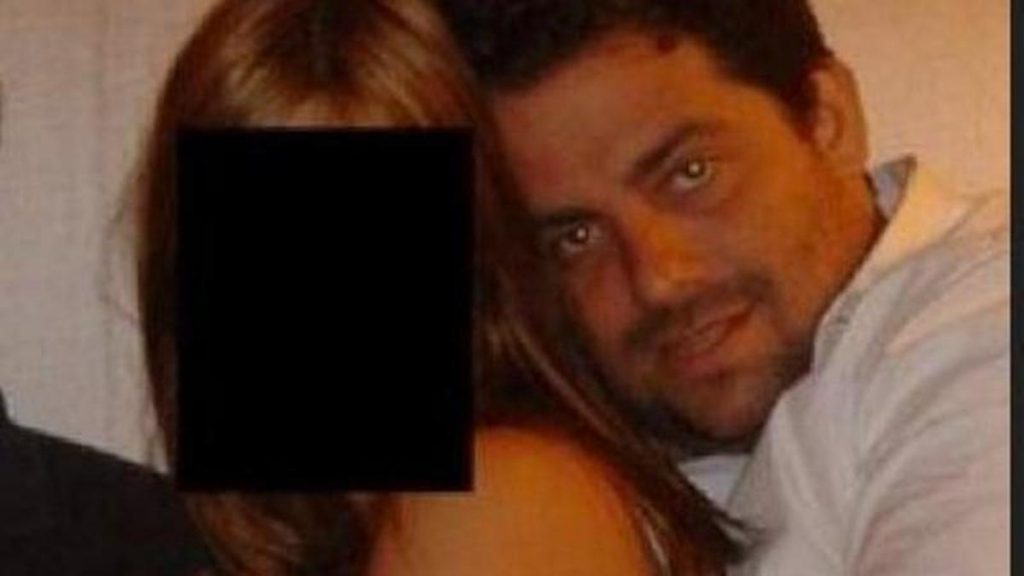 El director del documental ‘Melania’ aparece fotografiado con una joven en papeles Esptein El director del documental 'Melania' aparece fotografiado con una joven en papeles Esptein