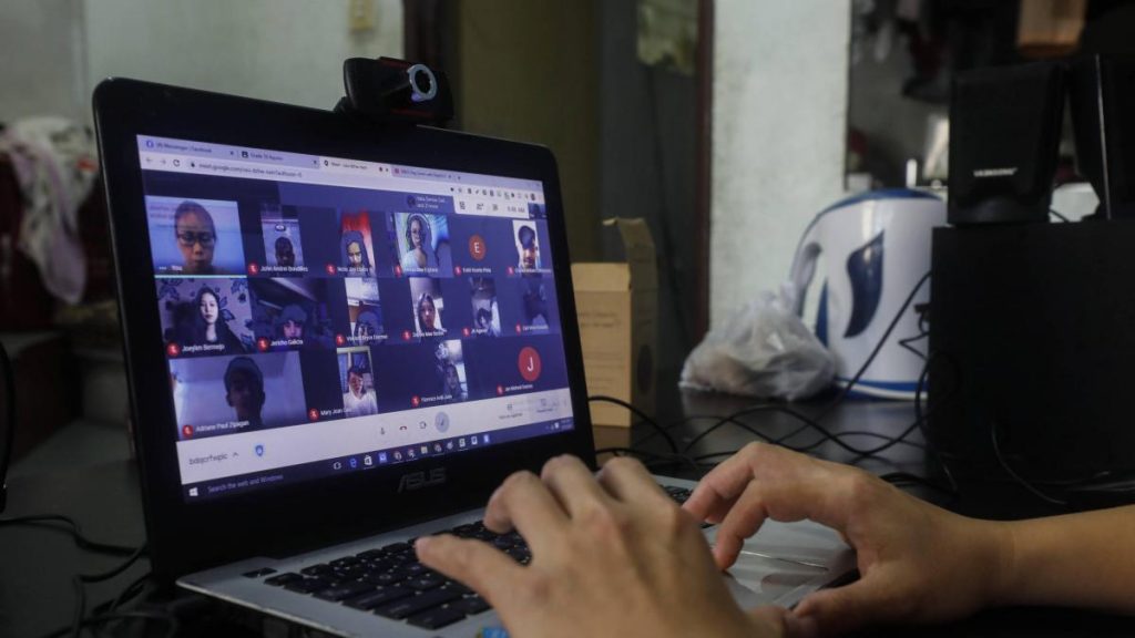 El drama de los niños inmigrantes en Minneapolis, Estados Unidos, que toman clases virtuales por temor a las redadas de agentes de ICE El drama de los niños inmigrantes en Minneapolis, Estados Unidos, que toman clases virtuales por temor a las redadas de agentes de ICE