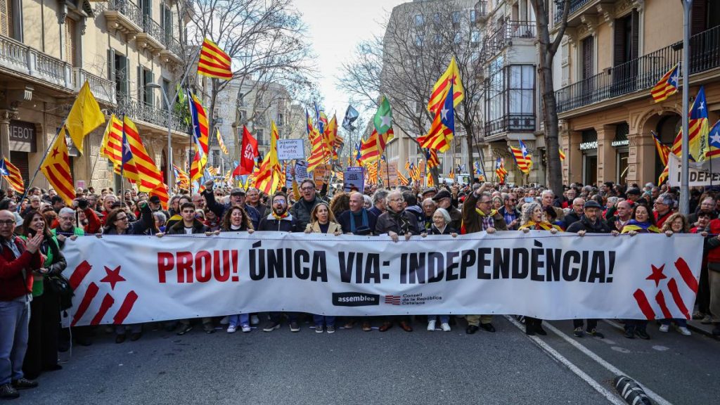 El independentismo denuncia el “trato colonial” del Estado en su manifestación por Rodalies El independentismo denuncia el “trato colonial” del Estado en su manifestación por Rodalies