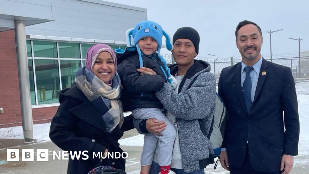 El niño latino de 5 años detenido por el ICE es liberado junto con su padre por una orden judicial El niño latino de 5 años detenido por el ICE es liberado junto con su padre por una orden judicial
