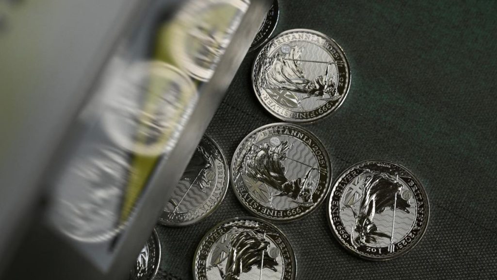 El oro y la plata se desploman desde el nombramiento de Warsh en la Fed El oro y la plata se desploman desde el nombramiento de Warsh en la Fed