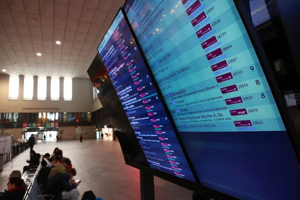 El sector turístico andaluz pierde al día 500.000 euros por la falta de trenes: "Se echa mucho de menos al cliente de corbata" El sector turístico andaluz pierde al día 500.000 euros por la falta de trenes: "Se echa mucho de menos al cliente de corbata"