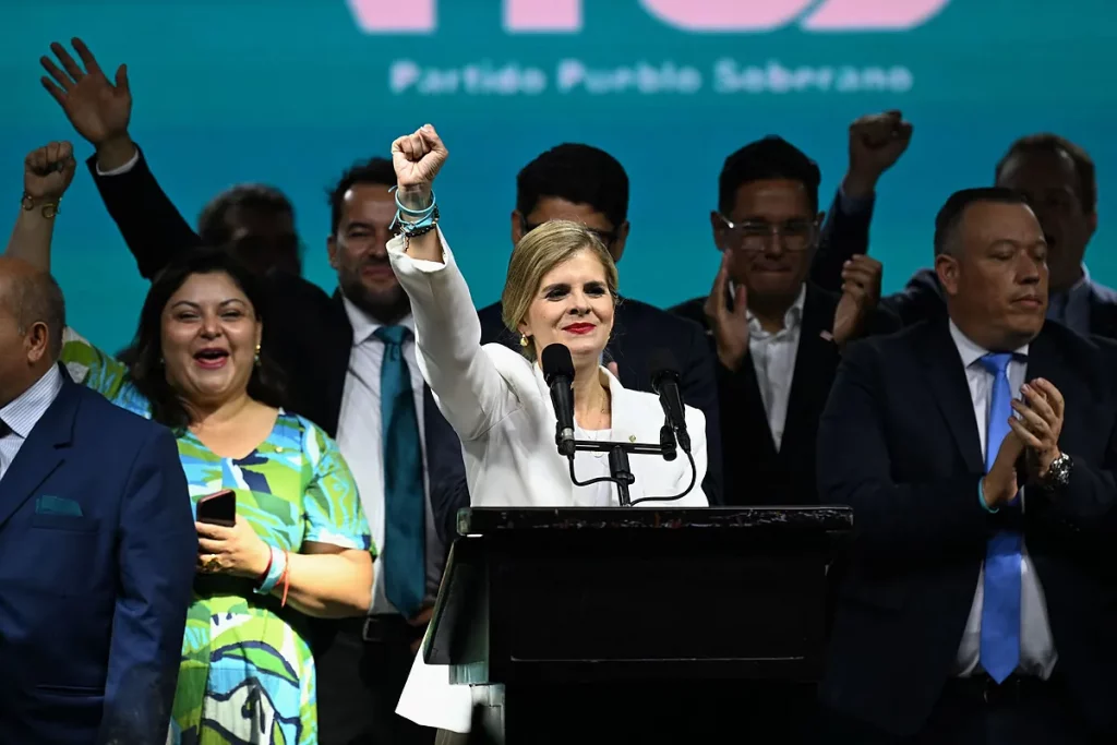 Elecciones en Costa Rica: la candidata populista arrasa en la Suiza de las Américas