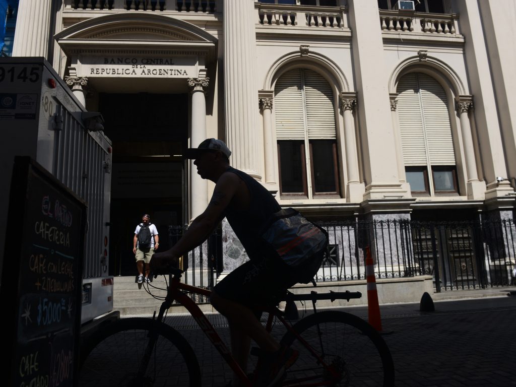 En medio del paro general, el dólar llegó a los $1.410, su valor más bajo desde septiembre y el Central sumó otros US$ 76 millones.