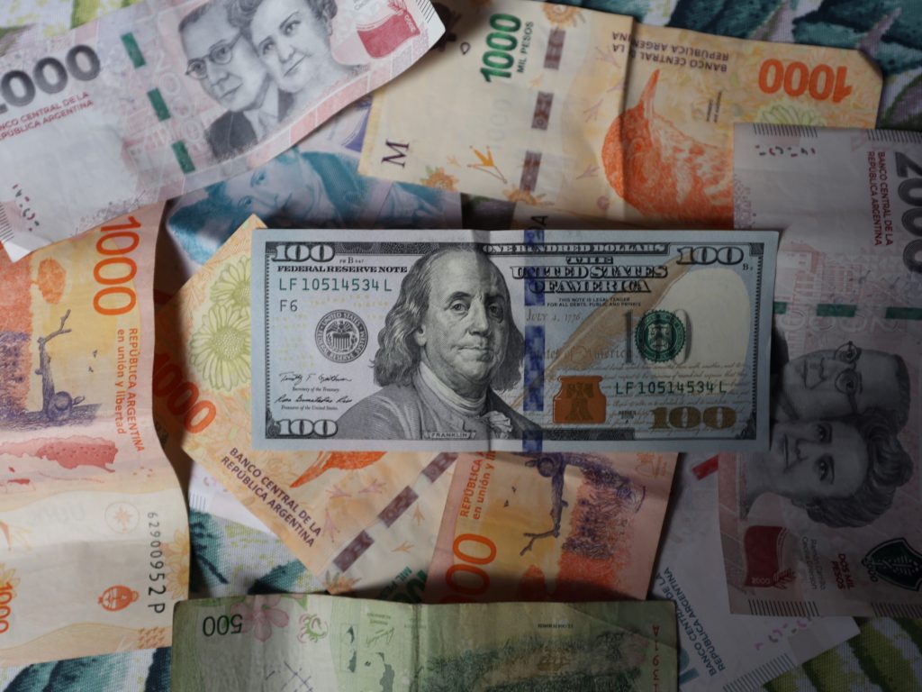 En medio del veranito, las ganancias por apostar al peso ya son de 16% en dólares