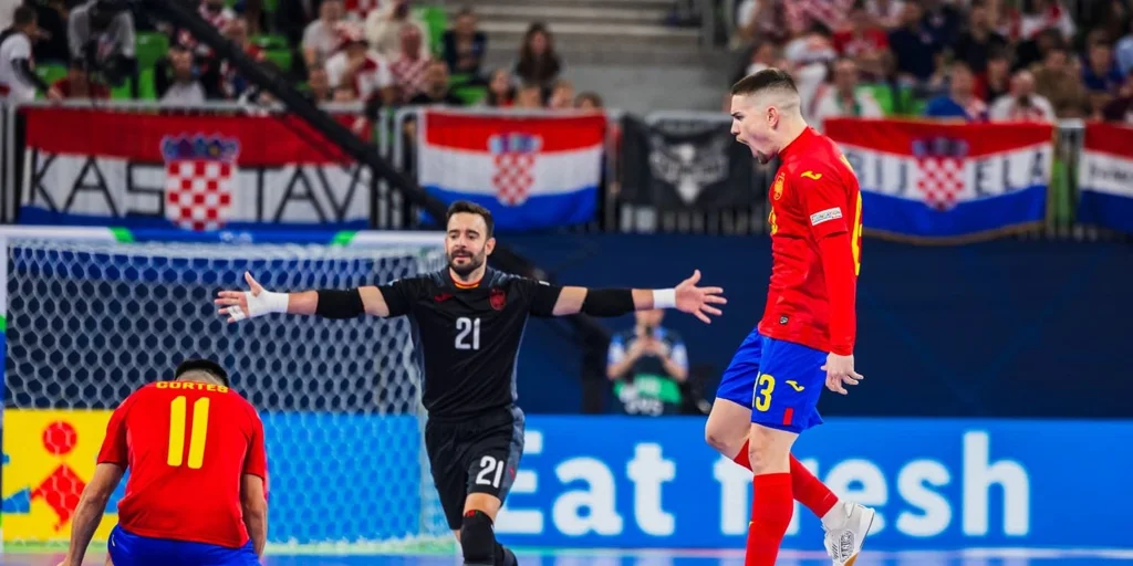 España aprende a sufrir para medirse en la final del Europeo España aprende a sufrir para medirse en la final del Europeo