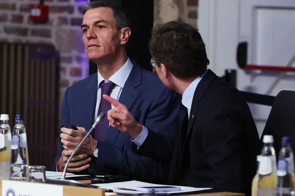 España critica la cumbre clave de líderes europeos a la que no fue invitada antes de la reunión de los 27 porque socava los valores de la UE
