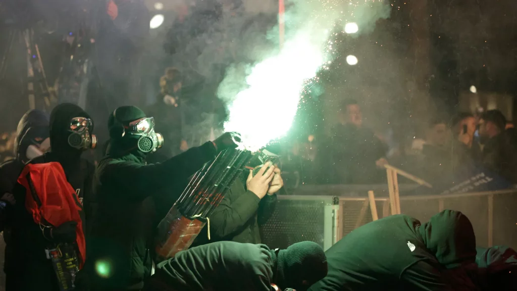 Explosiones y fuegos artificiales en protestas antigubernamentales en Albania | Política