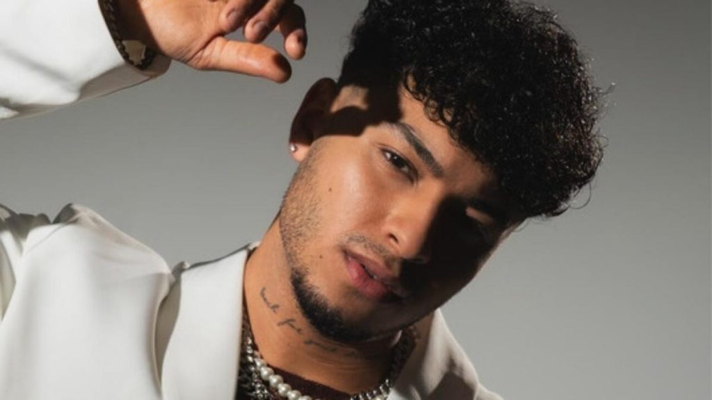 FIESTA KENNETH DE BENIDORM | Kenneth, participante del Benidorm Fest: el ‘chico orquesta’ que ha dado la campanada con un ‘pelotazo’ urbano FIESTA KENNETH DE BENIDORM | Kenneth, participante del Benidorm Fest: el 'chico orquesta' que ha dado la campanada con un 'pelotazo' urbano