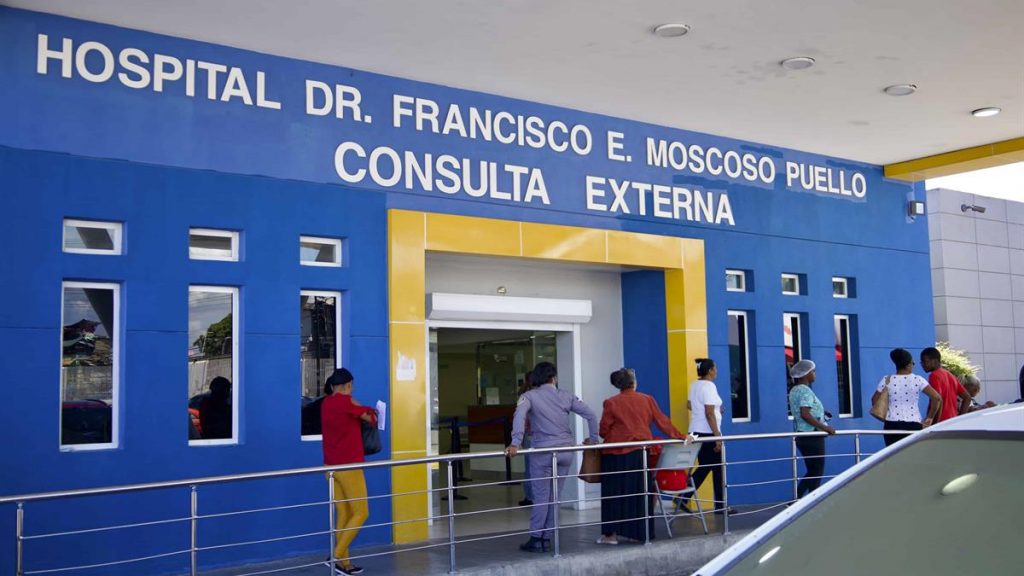 Familiares de paciente atacan a seguridad en el Moscoso Puello