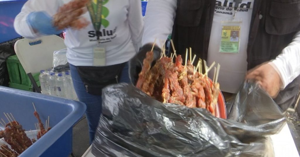 Festival Carnavalístico: Minsa decomisa carne en palito en mal estado durante inspección a puestos de comida - Nacionales