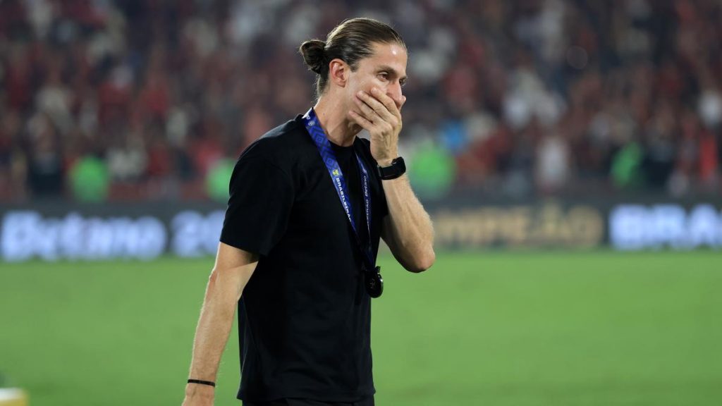 Filipe Luis matiza sus palabras sobre el incidente racista de Vinicius: “Total apoyo” Filipe Luis matiza sus palabras sobre el incidente racista de Vinicius: "Total apoyo"