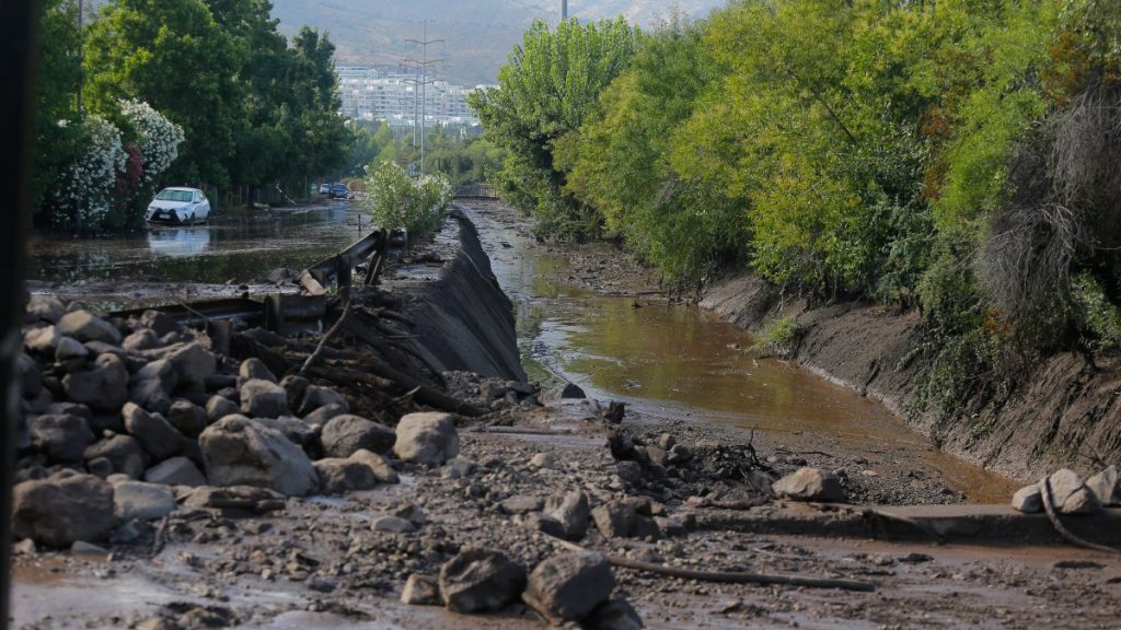 (Fotos) Maquinaria despeja calles anegadas en Las Condes (Fotos) Maquinaria despeja calles anegadas en Las Condes