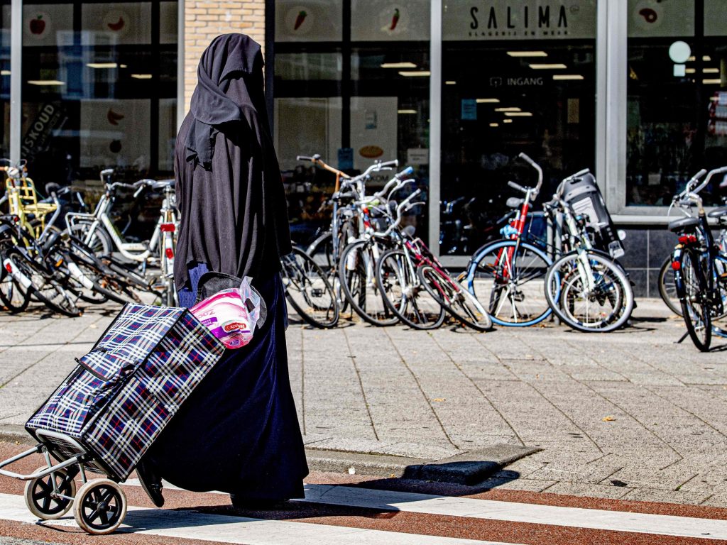 Fracasó el proyecto para prohibir la burka y el niqab en España, pero el oficialismo no le cerró la puerta al debate.