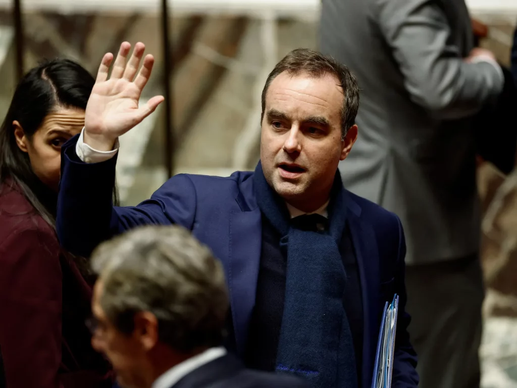 Francia adopta el presupuesto para 2026 tras el fracaso de dos votos de censura | Política Noticias