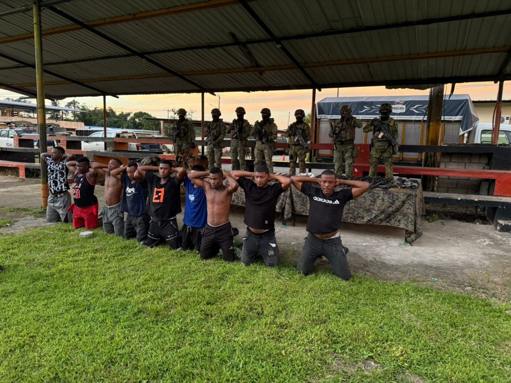 Fuerzas Armadas desarticulan célula del Frente Oliver Sinisterra y decomisan arsenal en Esmeraldas