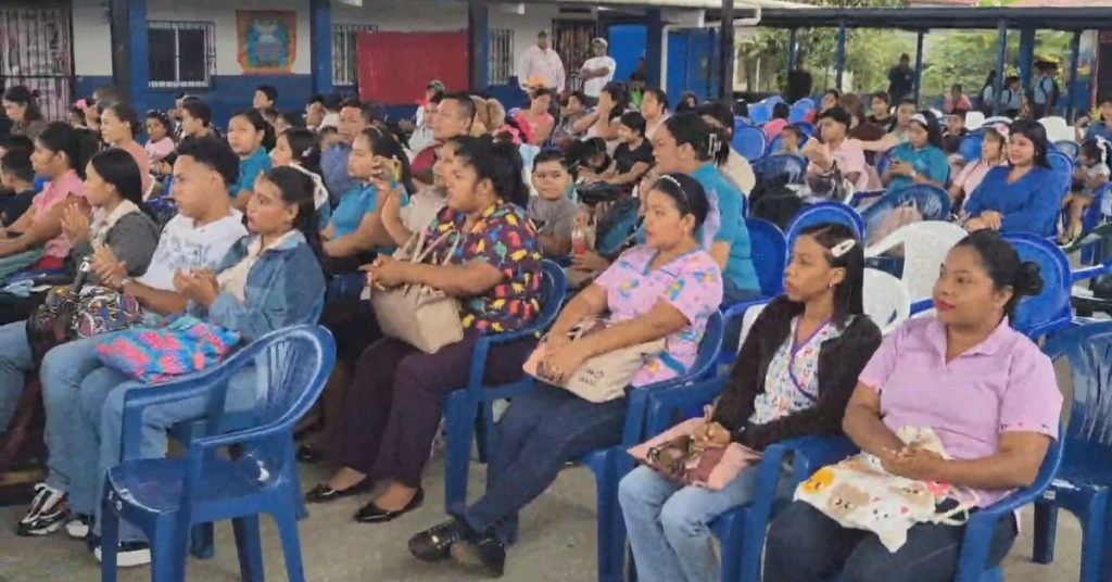 Futuros docentes fortalecen la educación en Bocas del Toro y reciben reconocimiento oficial - Provincias