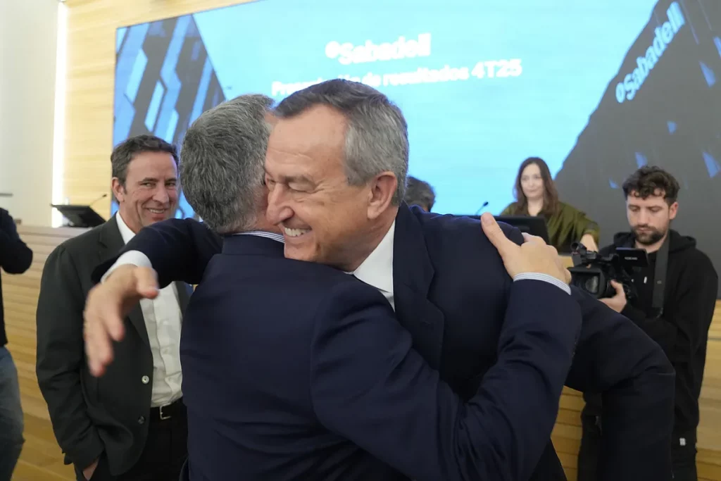 González-Bueno se despide de Sabadell tras su relevo "sorpresa": "No tengo ni idea de lo que voy a hacer, pero desde luego no voy a trabajar en banca en España" González-Bueno se despide de Sabadell tras su relevo "sorpresa": "No tengo ni idea de lo que voy a hacer, pero desde luego no voy a trabajar en banca en España"