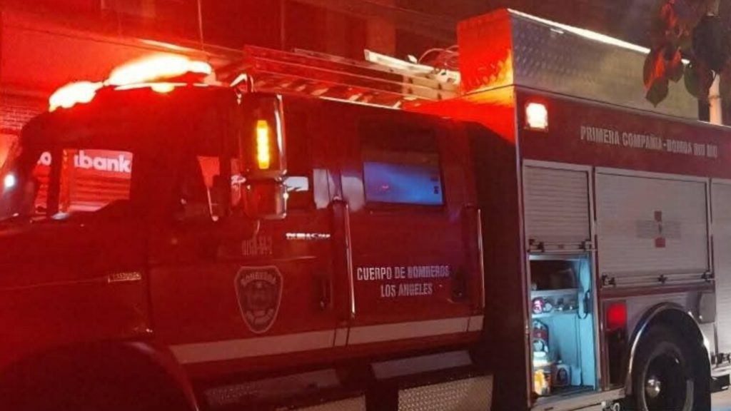 Grave colisión en Los Ángeles deja dos personas lesionadas