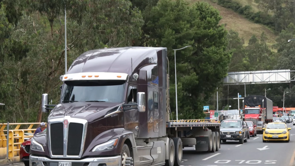 Gremio de transportadores convoca a protesta por activación de aranceles entre Colombia y Ecuador Gremio de transportadores convoca a protesta por activación de aranceles entre Colombia y Ecuador