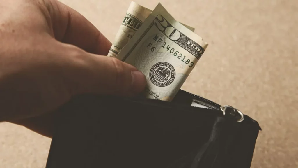 Guía para cambiar dólares en el extranjero sin que te estafen