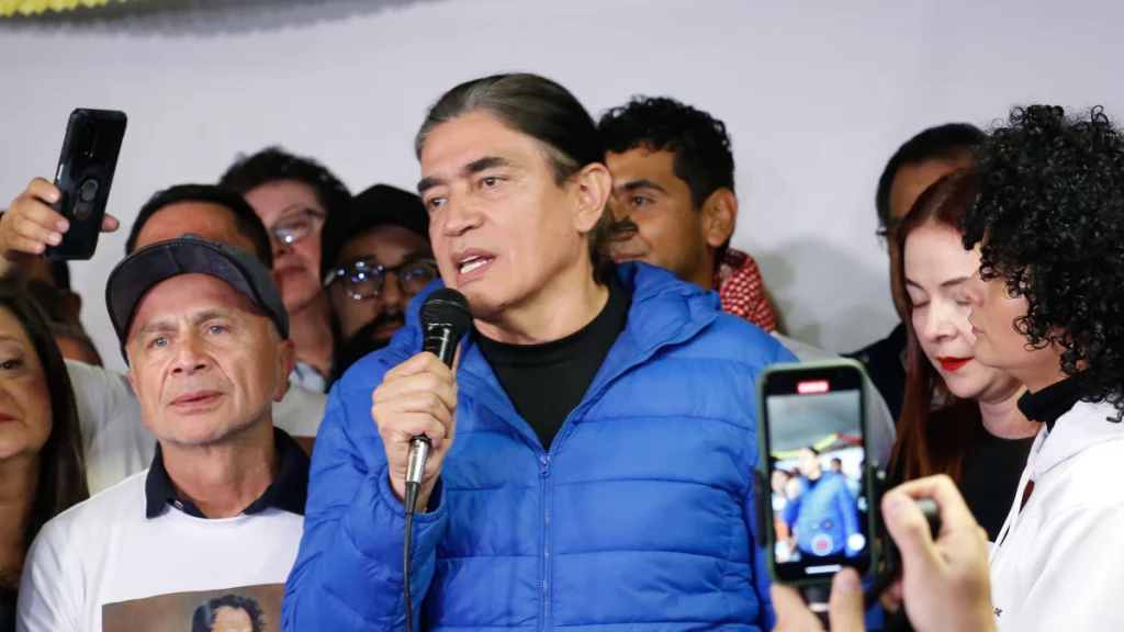 Gustavo Bolívar pide investigar a la senadora Berenice Bedoya tras señalamientos de supuestos cobros de coimas a miembros de su UTL Gustavo Bolívar pide investigar a la senadora Berenice Bedoya tras señalamientos de supuestos cobros de coimas a miembros de su UTL