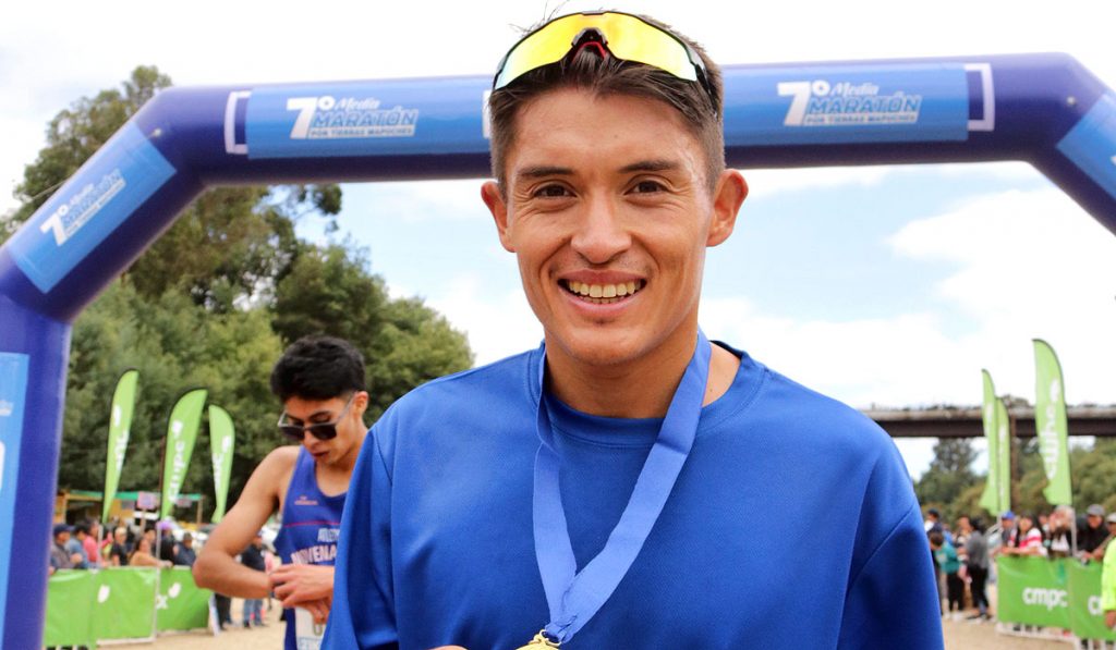 Hugo Catrileo se impone en los 21k de la Media Maratón por Tierras Mapuches Hugo Catrileo se impone en los 21k de la Media Maratón por Tierras Mapuches