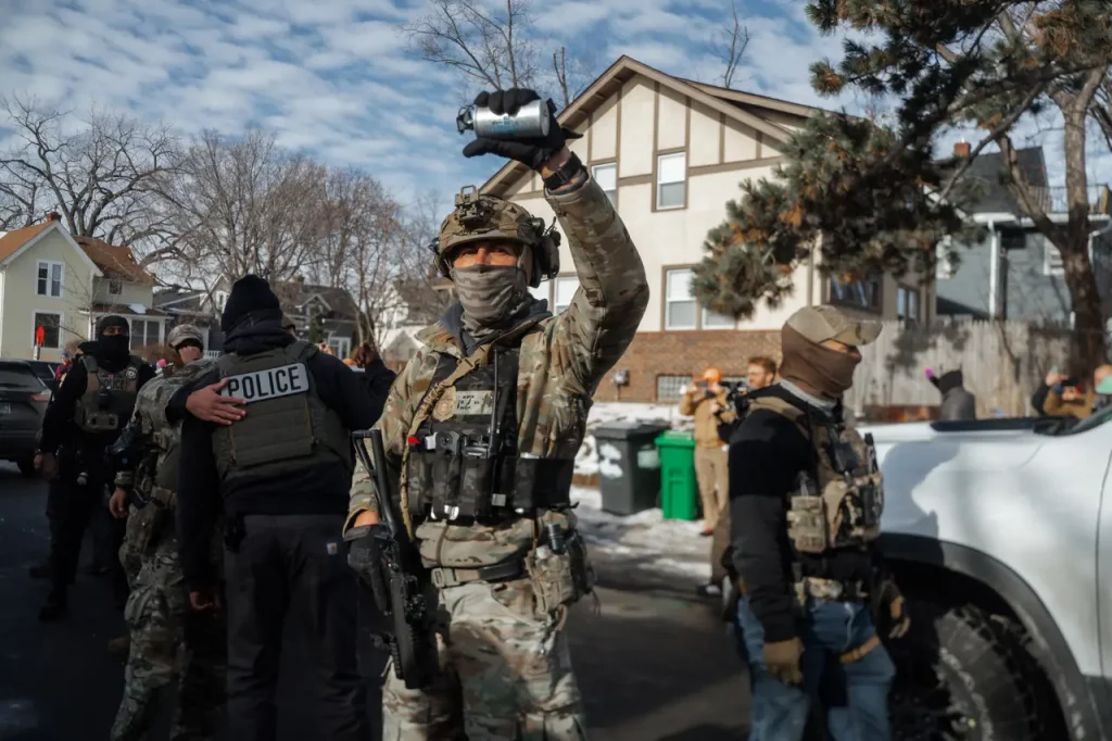 ICE no solo parece y actúa como una fuerza paramilitar, lo es, y eso hace que sea más difícil de controlar