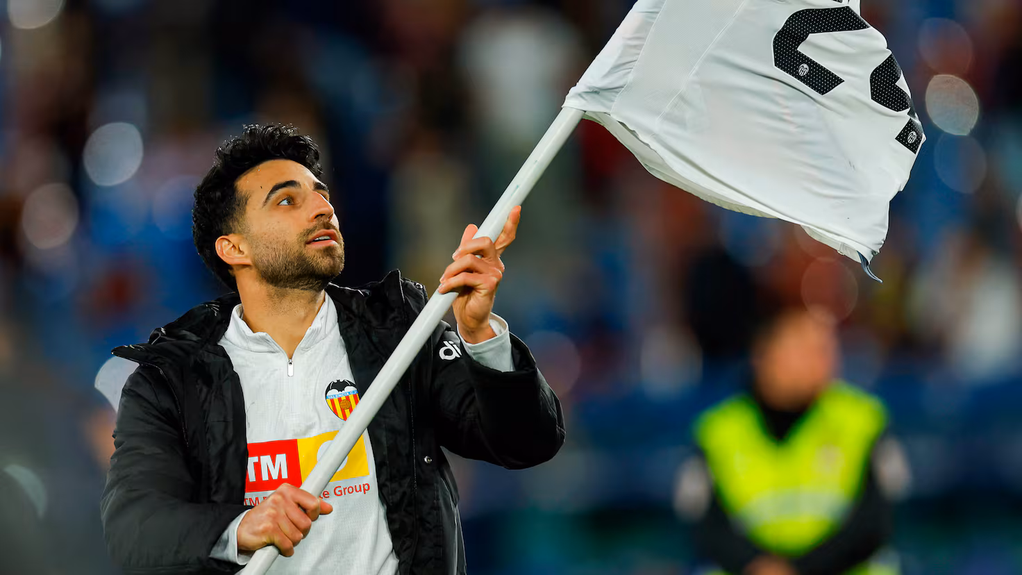 Identificado en el Levante-Villarreal el aficionado que lanzó en Orriols la botella a Cömert Identificado en el Levante-Villarreal el aficionado que lanzó en Orriols la botella a Cömert