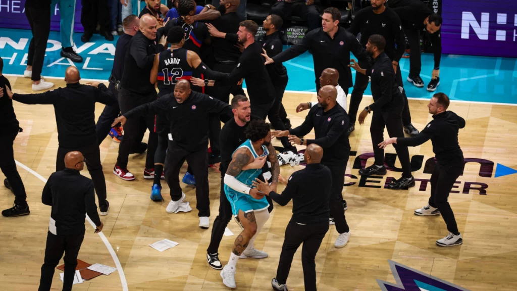 Impresionante trifulca en partido de la NBA entre Charlotte Hornets y Detroit Pistons, con golpes, caos y expulsados: video