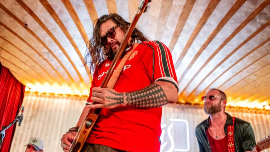 Jason Momoa versionó un tema de Oasis Jason Momoa versionó un tema de Oasis