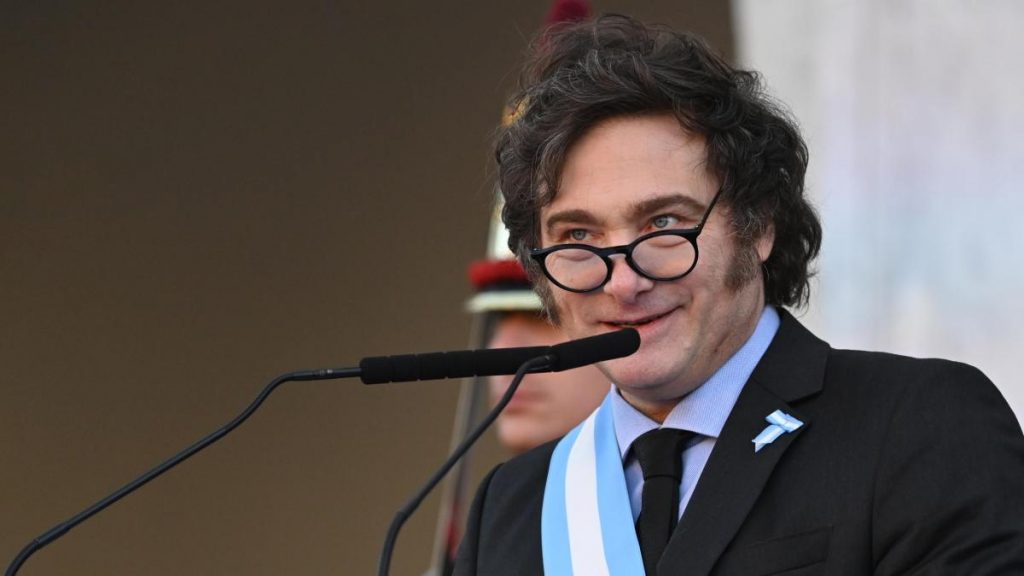 Javier Milei crea una oficina para desmentir a la prensa argentina y profundizar su enfrentamiento con los medios y periodistas críticos. Javier Milei crea una oficina para desmentir a la prensa argentina y profundizar su enfrentamiento con los medios y periodistas críticos.