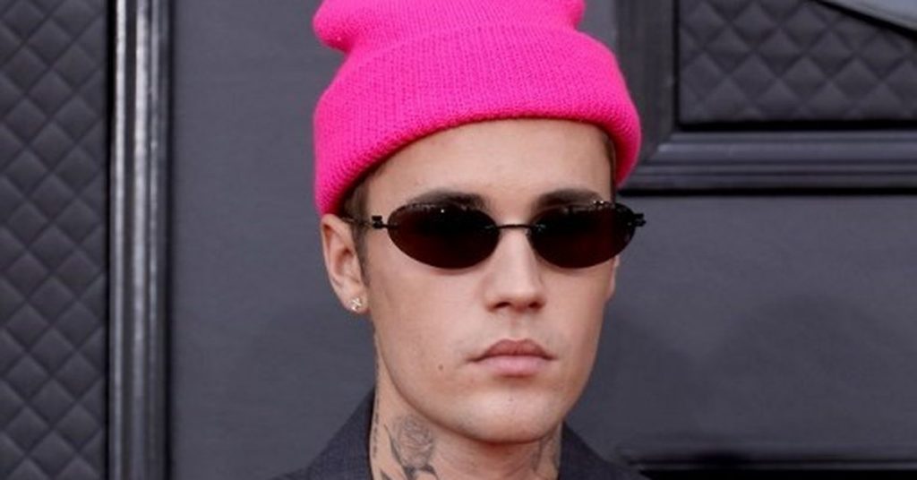 Justin Bieber desató teorías con su tatuaje en los Grammy 2026: ¿un retrato oculto de Hailey? -Música