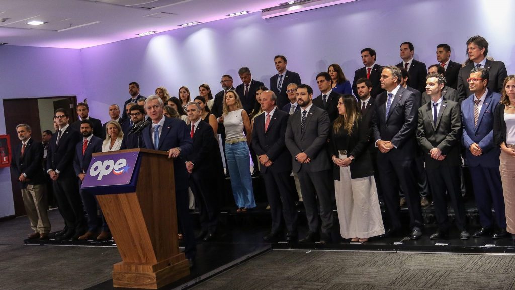 Kast presenta a sus 39 subsecretarios y 16 delegados presidenciales que conformarán la “segunda línea” de su Gobierno Kast presenta a sus 39 subsecretarios y 16 delegados presidenciales que conformarán la “segunda línea” de su Gobierno