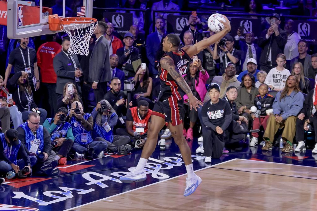 Keshad Johnson se impuso sobre Carter Bryant y conquistó el concurso de mates de la NBA