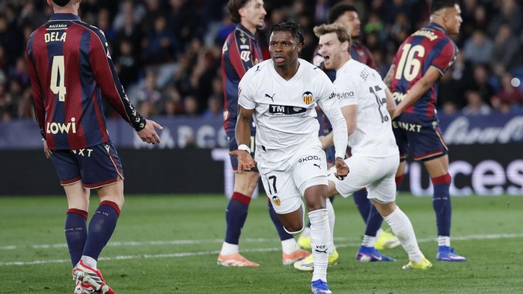 LEVANTE – VALENCIA | El Valencia se lleva el derbi con polémica final LEVANTE - VALENCIA | El Valencia se lleva el derbi con polémica final