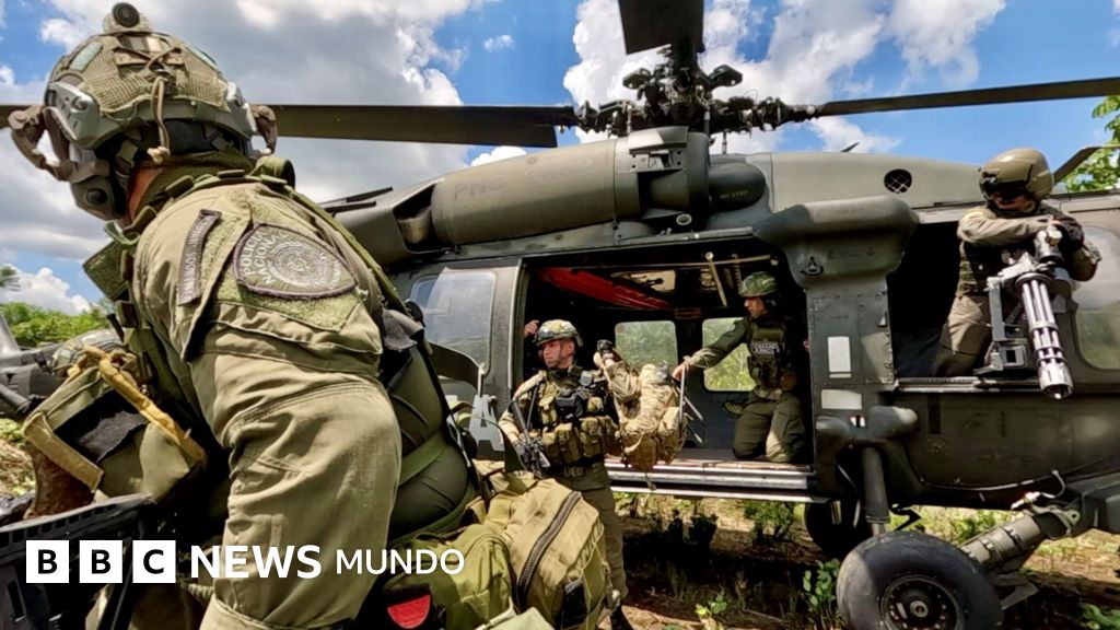 La BBC en la selva de Colombia con los comandos que combaten en la guerra sin fin contra las drogas. La BBC en la selva de Colombia con los comandos que combaten en la guerra sin fin contra las drogas.