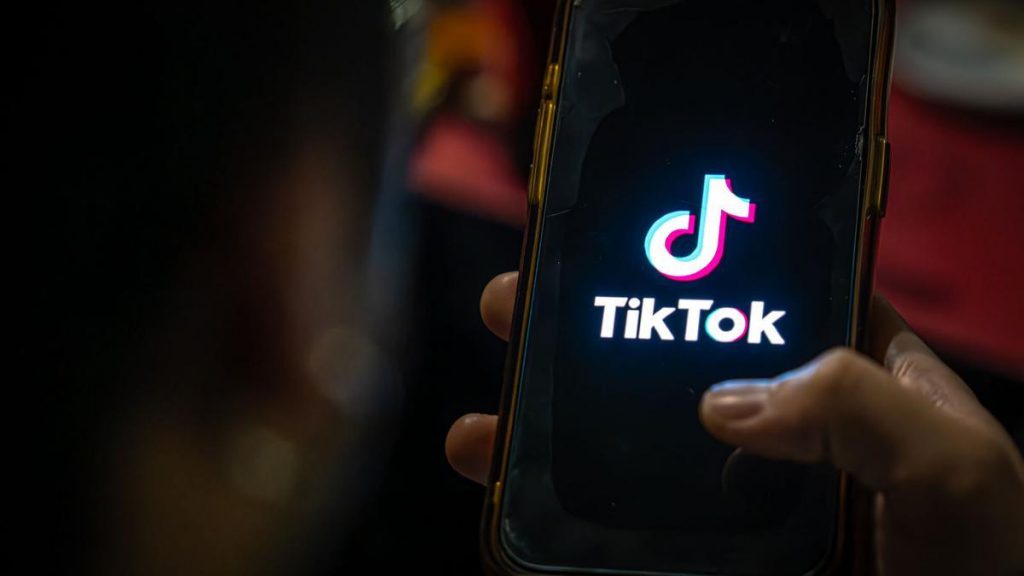 La Comisión Europea pide a TikTok cambiar su diseño al considerarlo "adictivo" y que puede perjudicar la salud mental de los usuarios