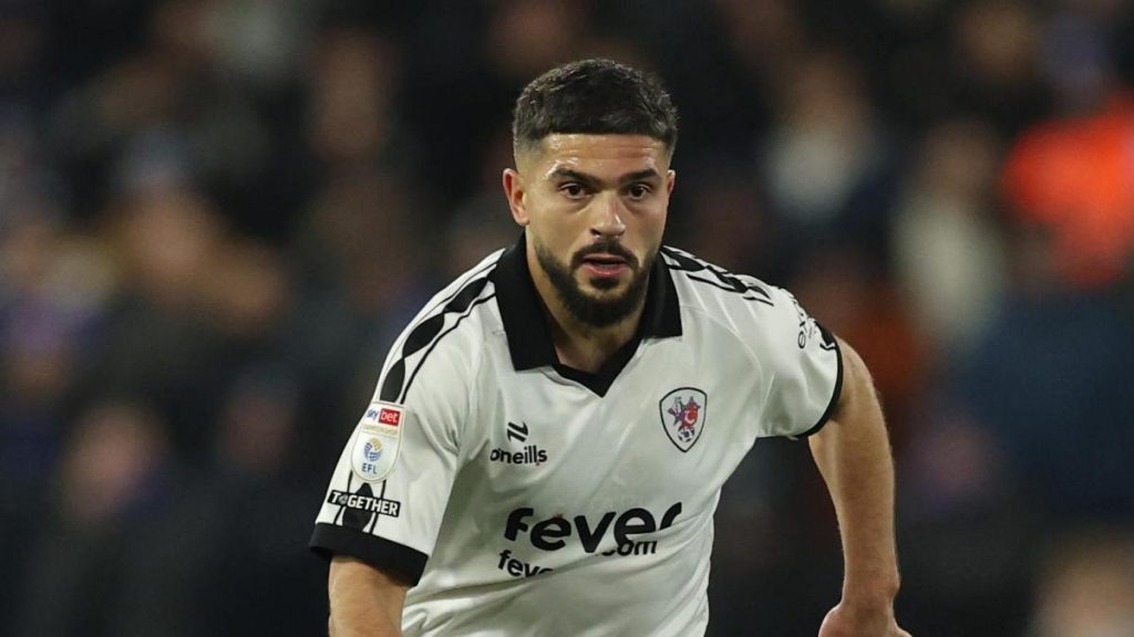 La Premier se echa atrás y modifica su campaña en pro del movimiento LGTBI