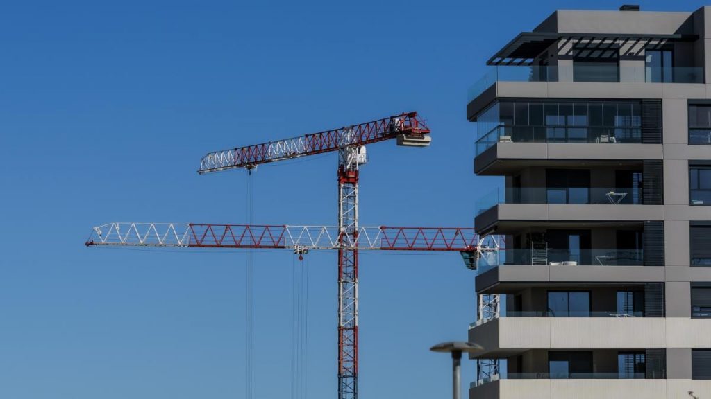 La construcción de vivienda nueva retrocede, y se amplía la crisis de oferta