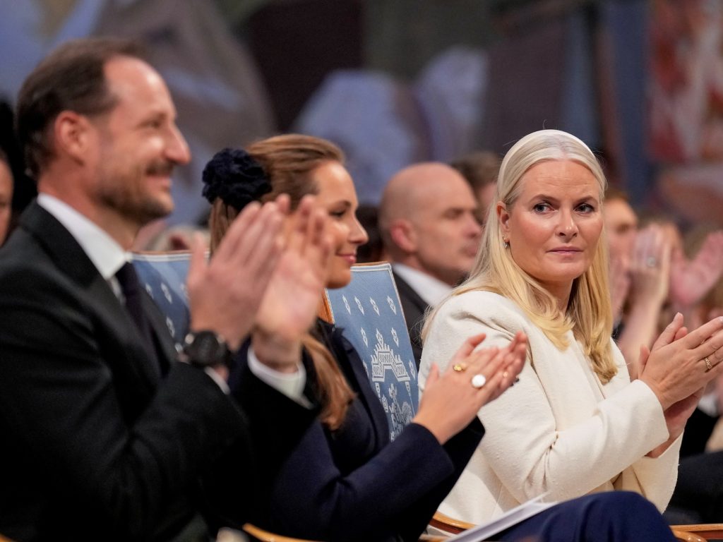 La futura reina de Noruega apareció en los archivos de Jeffrey Epstein y enfrenta un escándalo nacional