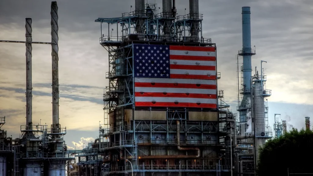 La industria de EEUU subió más de lo esperado pero permanece en vilo a la espera de un fallo clave