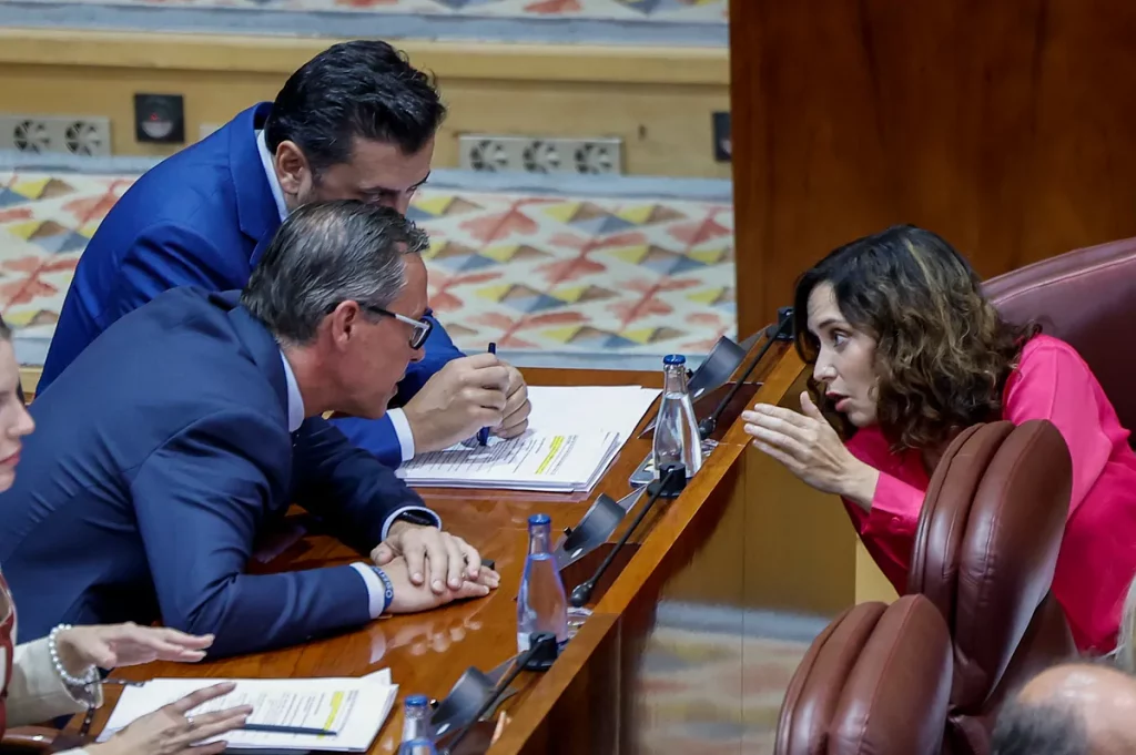 La izquierda y Vox abordan a Ayuso con la inmigración en la vuelta a la Asamblea: "¿Dónde está la empatía de cuando dice que caben todos los acentos?"