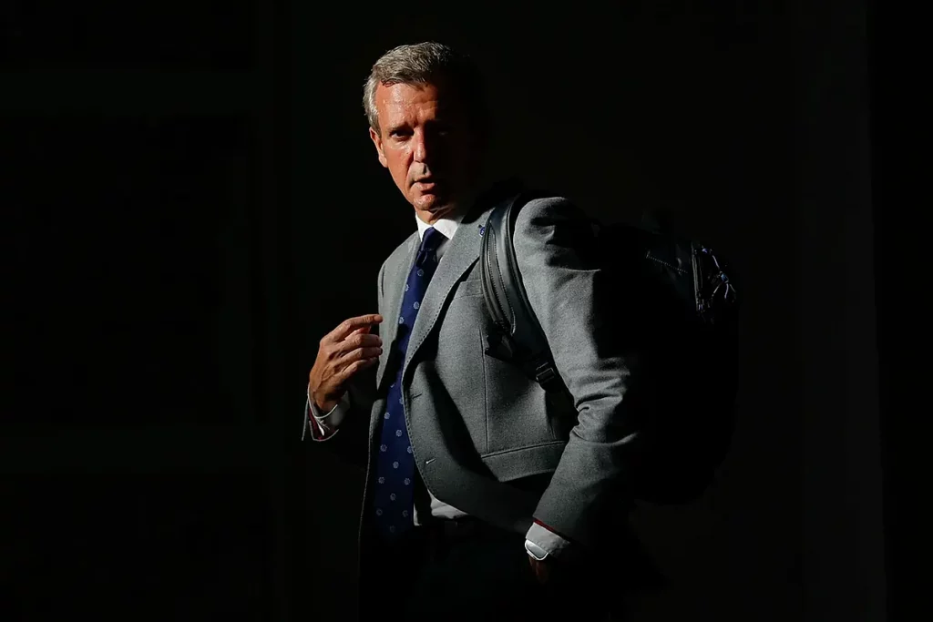 La "Isla" de Rueda, el único barón del PP sin el riesgo de Vox: llega fortalecido a la mitad de mandato con la vivienda y la Sanidad para el examen final